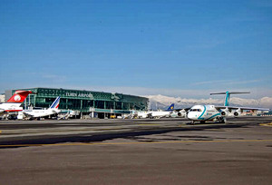 Una suggestiva immagine dell’aerostazione di Caselle ripresa dal tarmac © www.aeroportoditorino.it