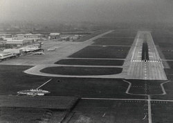 Veduta aerea della pista 36 e della vecchia aerostazione © La Stampa