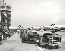 Carrello bagagli sullo sfondo dei Caravelle Alitalia © La Stampa