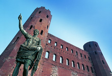 Clicca per ingrandire - Vista dal basso delle Torri Palatine con il monumento a Cesare Augusto © Regione Piemonte