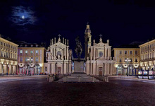 Clicca per ingrandire - Panoramica notturna di Piazza San Carlo con, al centro, il Caval ’d Brons © Fabrizio Amort - www.torinoacolori.it