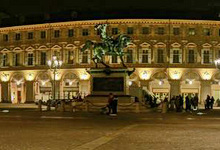 Clicca per ingrandire - Vista a 180 gradi di Piazza San Carlo con, al centro, il Caval ’d Brons © Mauro Piumatti