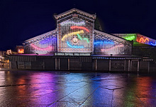 Clicca per ingrandire - Uno dei mercati coperti di Porta Palazzo, addobbato con le Luci d’Autore © Fabrizio Amort - www.torinoacolori.it