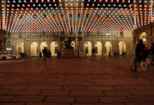 Clicca per ingrandire - Piazza Palazzo di Città addobbata con le Luci d’Autore © LuRe