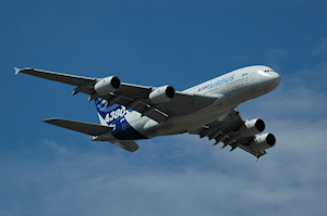 Airbus 380 ripreso durante il salone di Farnborough © Roberto Leone