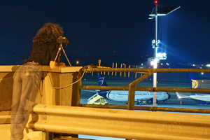 Una versione “eterea” nonchè “fantasmatica” di Beppe Mig mentre va in caccia di foto notturne appollaiato sul tetto del parcheggio di Caselle © Beppe Miglietti