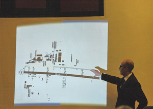 Mirko Zanoni mostra la cartina dell'aeroporto di Caselle © Roberto Leone