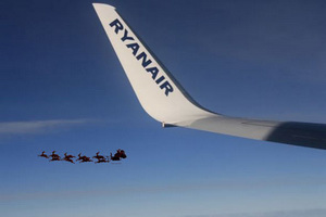 Un Boeing 737 Ryanair incrocia sulla sua rotta la slitta di Babbo Natale - Photo courtesy Ryanair