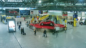 Vista dall'alto del salone partenze dell'aeroporto di Torino