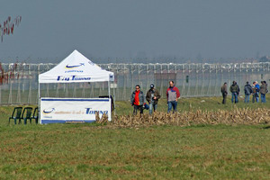 Il gazebo di FlyTorino a fianco della pista 36 di Caselle © Beppe Miglietti