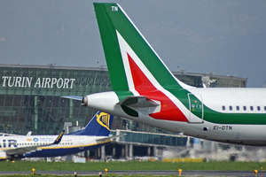 Airbus 320 Alitalia ripreso prima del decollo sullo sfondo dell’aerostazione di Torino Caselle © Beppe Miglietti