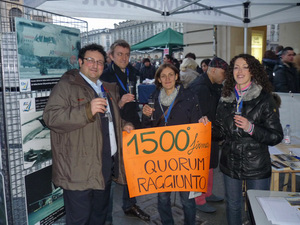 I festeggiamenti per la 1500ma firma siglata da Sara Meneghetti cui è stata regalata la tessera di socio di FlyTorino. Nella foto anche Valentino Magazzù e Eleonora Chiarot, rispettivamente presidente e segretaria dell’associazione