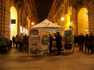 Il gazebo di FlyTorino in via Garibaldi angolo piazza Castello dove 3411 torinesi hanno firmato la petizione di FlyTorino