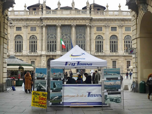 Il gazebo di FlyTorino in via Garibaldi angolo piazza Castello sul bellissimo sfondo di Palazzo Madama