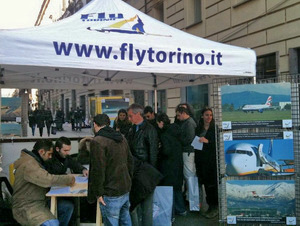 Il gazebo di FlyTorino in piazza Castello preso d’assalto dai cittadini che vogliono firmare la petizione