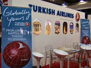 Lo stand di Turkish Airlines alla Bit con il manifesto che promuove il nuovo volo da Torino