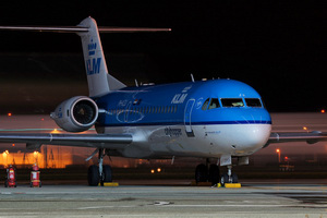 Un Fokker KLM in night stop a Caselle © Beppe Miglietti