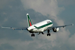 Un Airbus 319 Alitalia mentre ritrae il carrello subito dopo il decollo © Roberto Leone