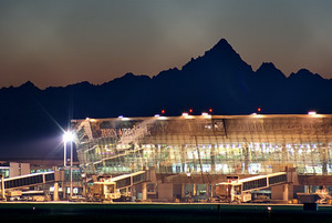 Una suggestiva immagine dell'aerostazione di Caselle con il Monviso sullo sfondo © Beppe Miglietti