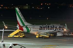 Un Boeing 737 Air Italy "dorme sonni tranquilli" accudito dallo staff di Caselle © Beppe Miglietti