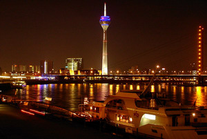Panorama notturno di Dusseldorf - Photo courtesy Wikipedia