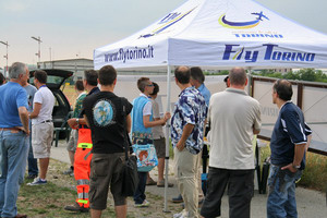 Un gruppo di amici affolla il gazebo di FlyTorino © Alberto Zampieri