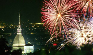 La Mole Antonelliana e il Monte dei Cappuccini illuminati dai fuochi d’artificio - Photo courtesy http://fehldric.blogspot.com/2009/01/capodanno-2009-riflessioni.html