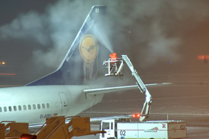 De-icing di un Boeing 737 Lufthansa dirotttato da Malpensa a Caselle © Beppe Miglietti