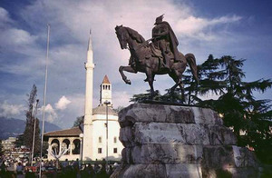 Clicca per ingrandire - Una veduta di Piazza Skendeberg a Tirana © www.solotravel.it