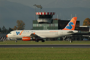 Airbus 320 Windjet in rullaggio davanti alla torre di controllo di Caselle © Roberto Leone