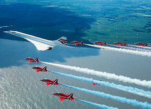 Un’immagine che mette malinconia: l’ ultimo volo del Concorde scortato dalle “Red Arrows”, le “Frecce Tricolori” della RAF