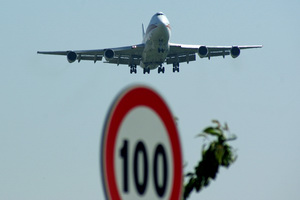 Boeing 747 ripreso vicino alla testata pista 36 © Beppe Miglietti