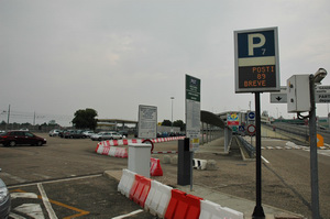 Ingresso del parcheggio P7 che offre la sosta gratuita per i primi 40 minuti © Roberto Leone
