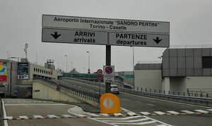 Bivio per i terminal arrivi e partenze all’interno dell’aeroporto © Roberto Leone