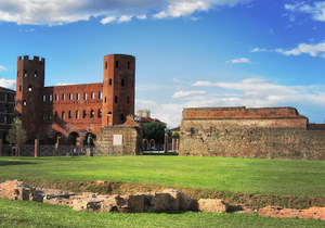 Resti della Porta Palatina dell'antica Augusta Taurinorum - Foto courtesy Wikipedia