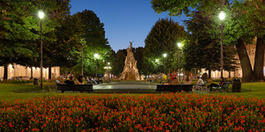 Vista notturna di Piazza Statuto con il monumento dedicato al traforo del Frejus © Fabrizio Amort
