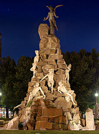 Vista notturna del monumento dedicato al traforo del Frejus in Piazza Statuto © Fabrizio Amort