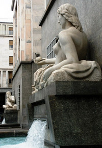 Uno scorcio di Piazza CLN con la fontana raffigurante il fiume Dora in primo piano © Livio Bonino http://liviobonino.blogspot.com