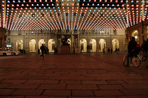 Piazza Palazzo di Città addobbata con le Luci d’Autore © Lure