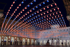 Piazza Palazzo di Città addobbata con le Luci d'Autore © Fabrizio Amort