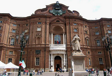 Clicca per ingrandire - La facciata barocca di Palazzo Carignano &copy; Wikipedia