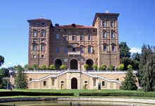 Clicca per ingrandire - Il castello di Agliè © Wikipedia Clicca per ingrandire - Il castello di Agliè © Wikipedia