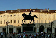 Clicca per ingrandire - Vista panoramica di Piazza San Carlo con il Caval d’brons al centro &copy; Mauro Piumatti