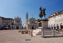 Clicca per ingrandire - Uno scorcio di Piazza San Carlo con al centro il Caval ’d Brons e sullo sfondo le chiese di San Carlo e Santa Cristina © Gianluca Garelli - www.fotogian.com Clicca per ingrandire - Uno scorcio di Piazza San Carlo con al centro il Caval ’d Brons e sullo sfondo le chiese di San Carlo e Santa Cristina © Gianluca Garelli - www.fotogian.com