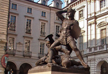 Clicca per ingrandire - La statua del Conte Verde in Piazza Palazzo di Citt&agrave; &copy; Franco56