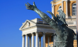 Clicca per ingrandire - Un dettaglio del monumento al Re Umberto I di Savoia - Sullo sfondo, la Basilica di Superga &copy; Alberto Zampieri