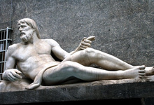 Clicca per ingrandire - Statua simboleggiante il fiume Po in piazza CLN &copy; Livio Bonino - liviobonino.blogspot.com
