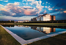 Clicca per ingrandire - La Reggia di Venaria al tramonto vista dai giardini © La Venaria Reale - www.lavenaria.it Clicca per ingrandire - La Reggia di Venaria al tramonto vista dai giardini © La Venaria Reale - www.lavenaria.it