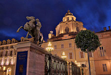 Clicca per ingrandire - Vista dal basso della Chiesa di San Lorenzo dalla cancellata di Palazzo Reale &copy; Fabrizio Amort - www.torinoacolori.it