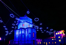 Clicca per ingrandire - Suggestiva immagine del Palazzo dei Cappuccini addobbato con le Luci d’Autore &copy; Fabrizio Amort - www.torinoacolori.it
